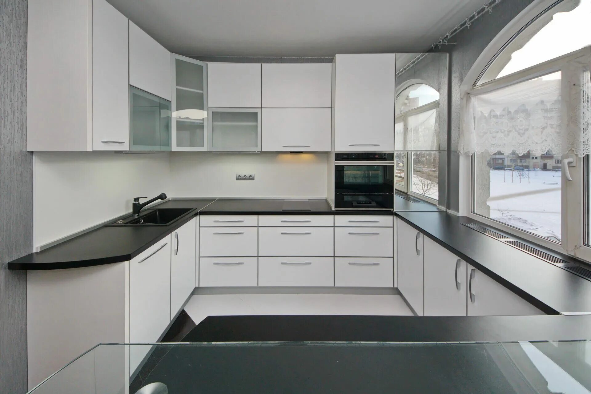 Кухонный гарнитур с белой столешницей фото Современная кухня Пангуна за 169 940 руб. - заказать мебель от фабрики