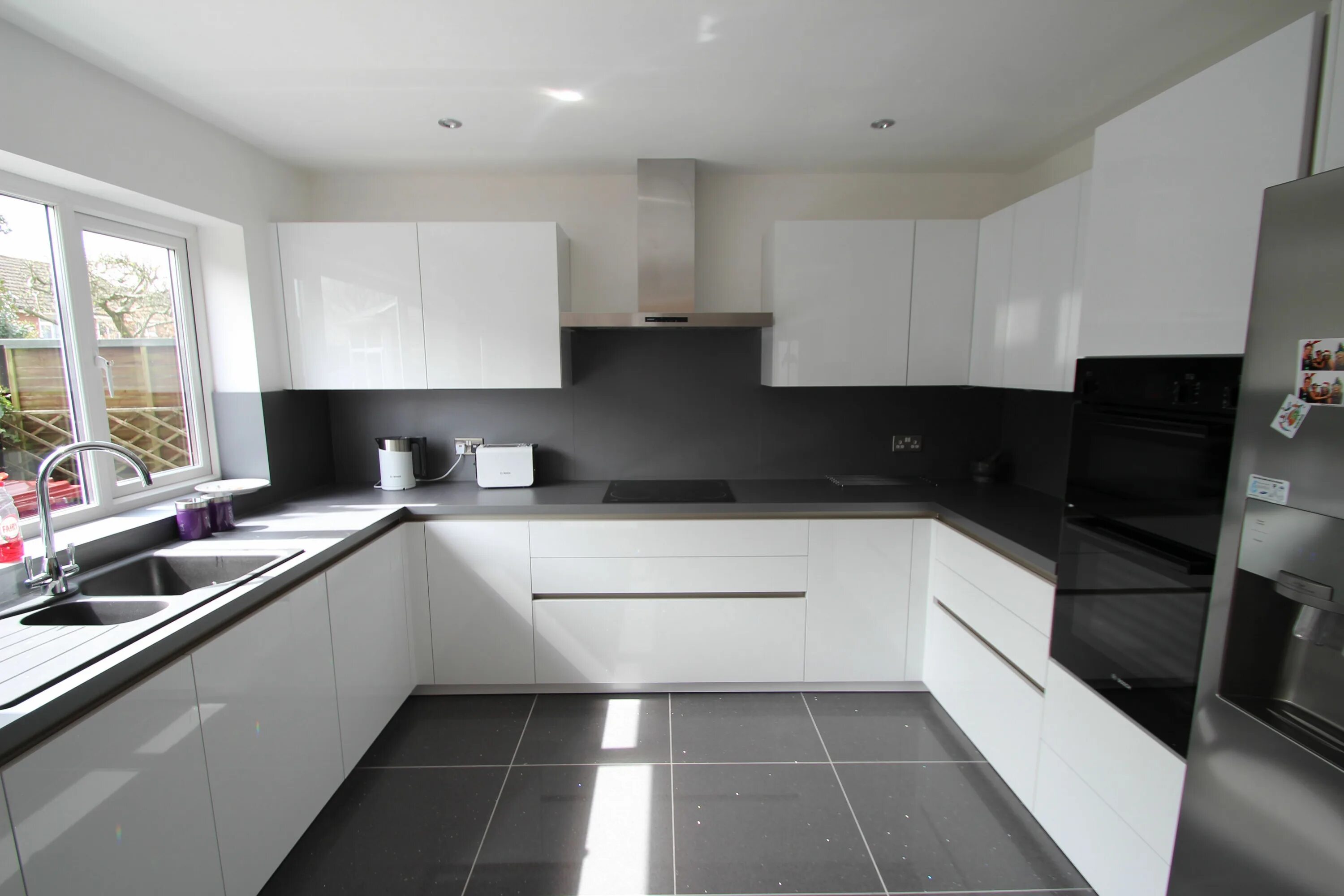 Кухонный гарнитур с белой столешницей фото Amazon.com: home office Kitchen layout, Kitchen interior, Kitchen furniture desi