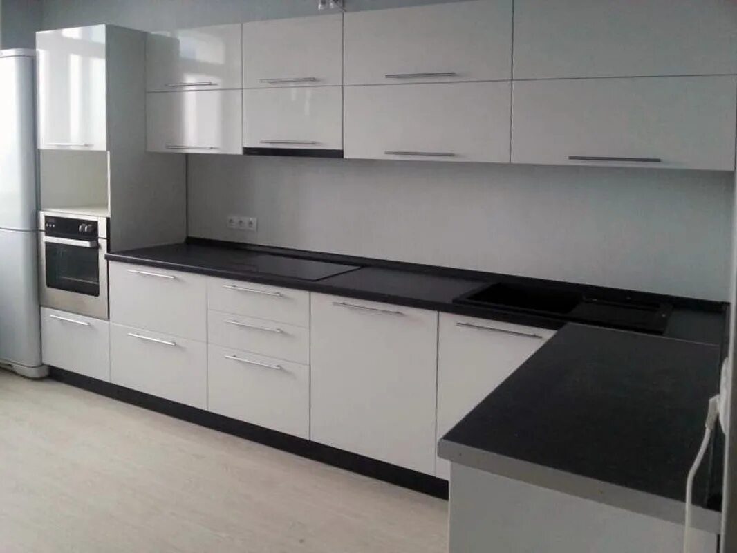 Кухонный гарнитур с белой столешницей фото Черная столешница на кухню - все за и против