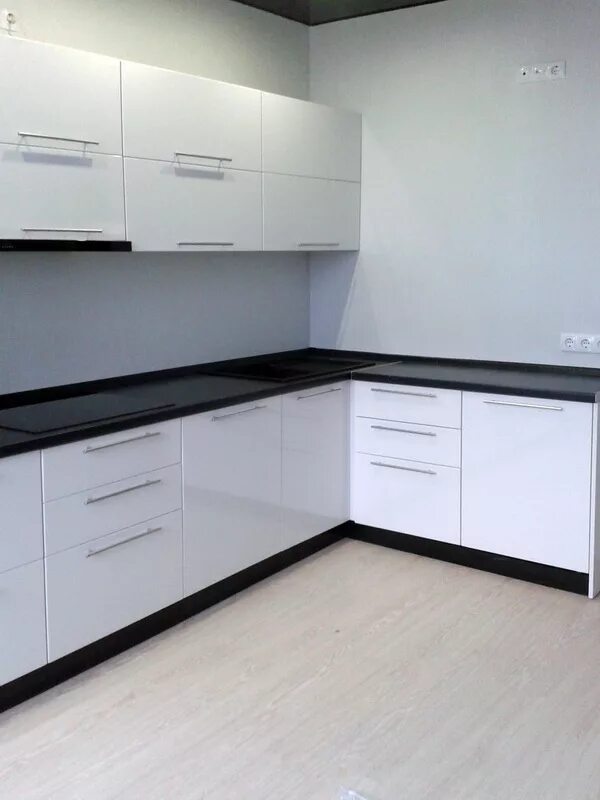 Кухонный гарнитур с белой столешницей фото Кухонный гарнитур с белыми фасадами и черной столешницей фото EcoDM.ru