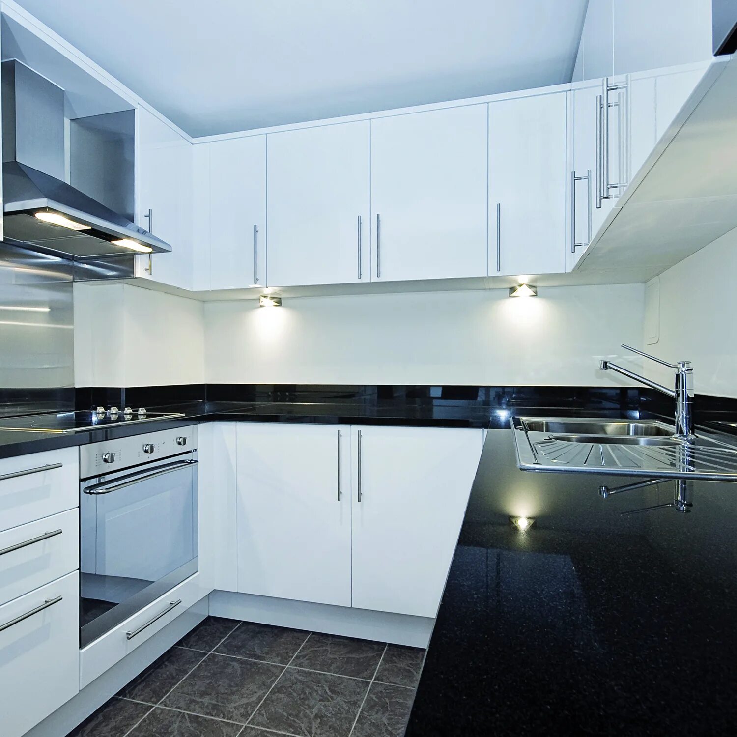 Кухонный гарнитур с белой столешницей фото Свет-к AIRON M без выкл.12V/2W хром, MF8мм, бел.свет - ЦентроКомплект - мебельна