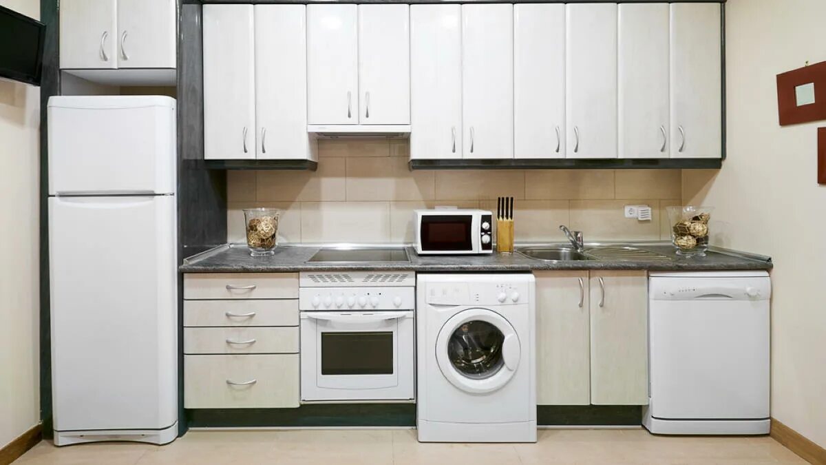 Кухонный гарнитур с белой техникой фото Дизайнер перечислила приемы, которые визуально делают маленькую кухню больше