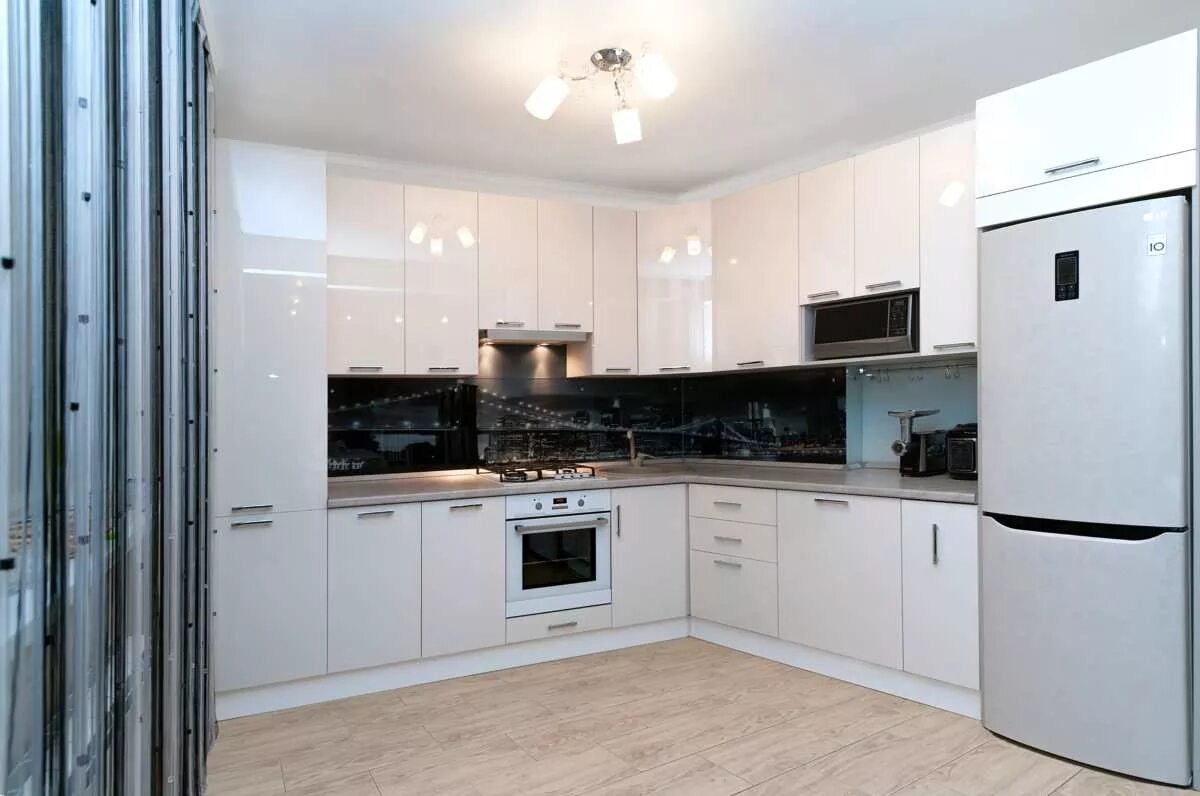 Кухонный гарнитур с белой техникой фото Реальные кухни - фото выполненных работ Фото кухонь установленных в реальных ква