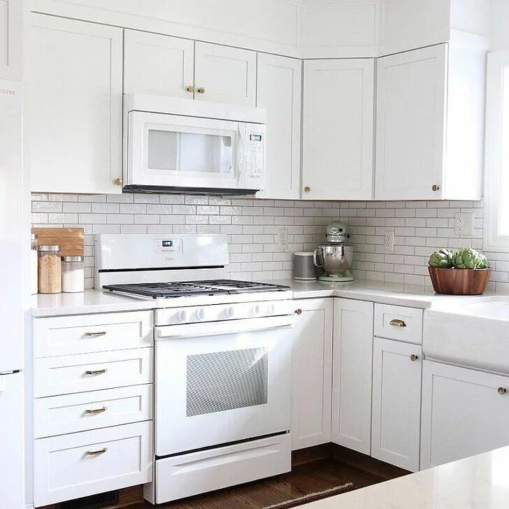 Кухонный гарнитур с белой техникой фото 15 Easy Ways to Make an Old Home Look Like New Kitchen remodel cost, Kitchen sof