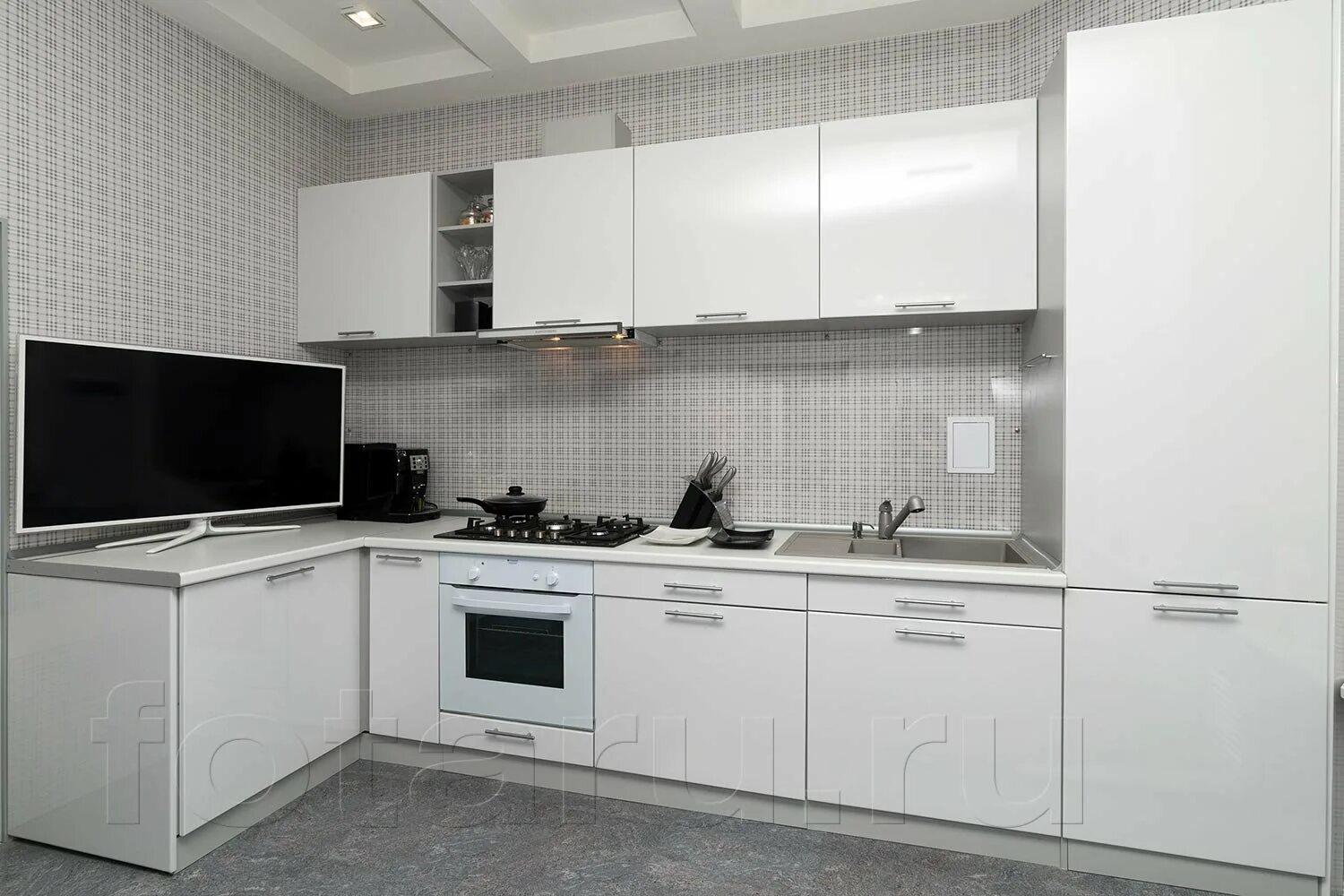 Кухонный гарнитур с белой техникой фото Белая кухня с черным духовым шкафом - 91 фото