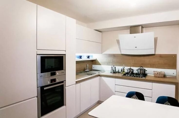 Кухонный гарнитур с белой техникой фото дизайн Интерьер кухни-гостиной Кухня, Кухня на заказ, Небольшие гостиные