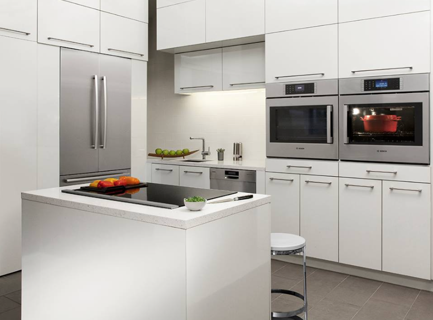 Кухонный гарнитур с белой техникой фото дизайн Bosch stainless steel appliances complete the modern look in this white kitchen!