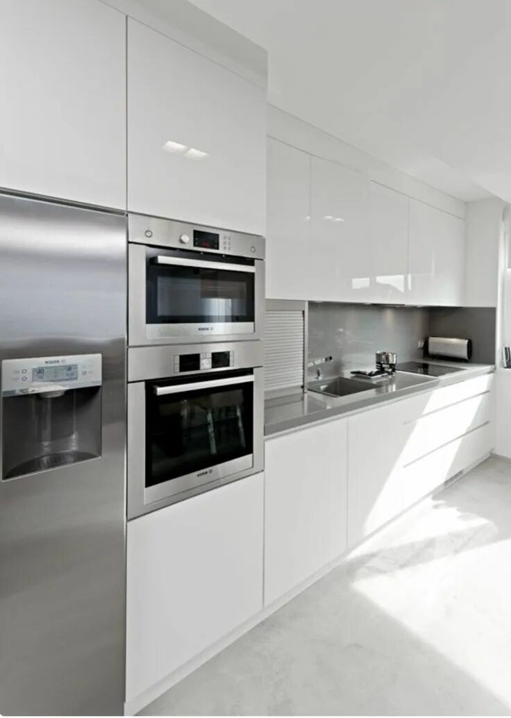Кухонный гарнитур с белой техникой фото дизайн Diseños de cocinas con anaqueles y estantes Cocinas blancas modernas, Diseño de 