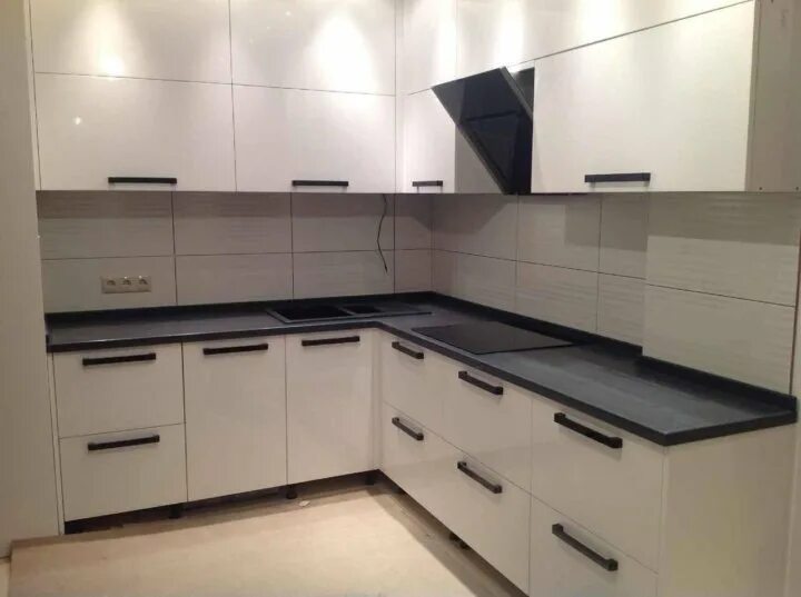 Кухонный гарнитур с черными ручками фото Кухонные гарнитуры не дорого. - купить в Пензе, цена 4 500 руб., дата размещения