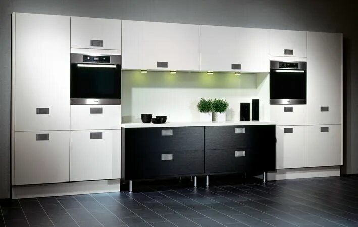 Кухонный гарнитур с черными ручками фото www.KuchnieWarszawa.com #kuchenne_warszawa #niemieckie_kuchnie #meble_kuchenne_w