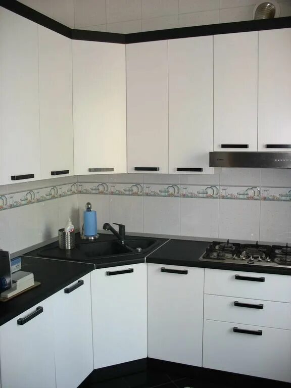 Кухонный гарнитур с черными ручками фото Белая кухня с черным цоколем - Дом Мебели.ру