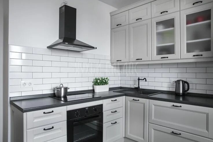 Кухонный гарнитур с черными ручками фото Большая угловая голубая кухня "Майеста" из массива: купить классическую кухню по