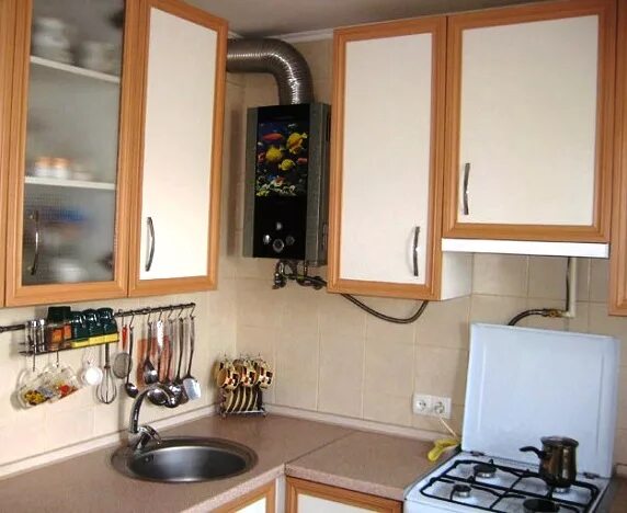 Кухонный гарнитур с газовой колонкой фото Идеи дизайна для кухни в хрущевке с газовой колонкой