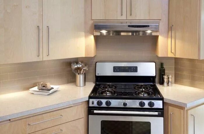 Кухонный гарнитур с газовой плитой фото Печка в средней части кухни. Kitchen design small, Corner stove, Kitchen layout 