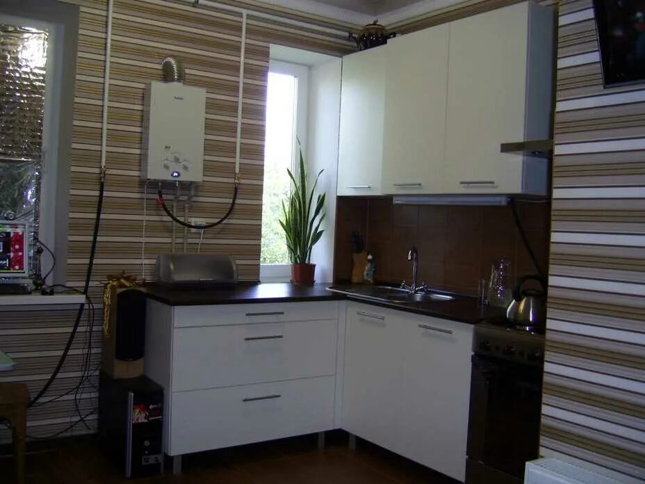 Кухонный гарнитур с газовым котлом оформление фото Дизайн кухни с газовым котлом 12 кв м - фото