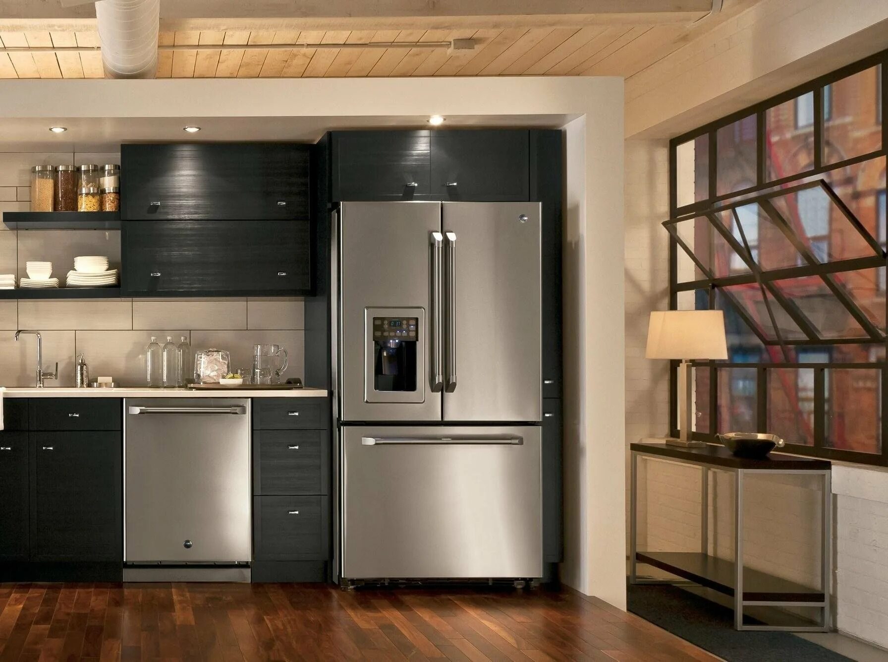 Кухонный гарнитур с холодильником фото Холодильник двухстворчатый в интерьере кухни - 84 фото