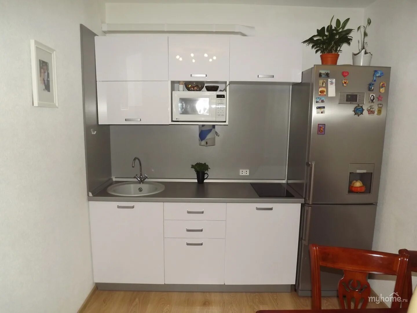 Кухонный гарнитур с холодильником фото Интерьер кухни с серебристым холодильником (Много фото!) - dizainmix.ru