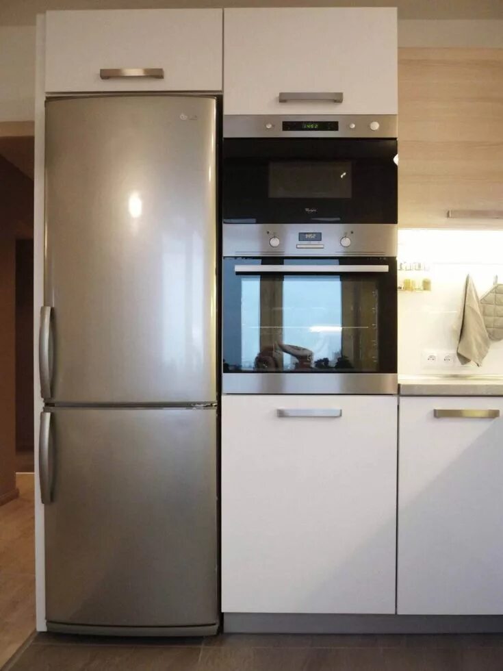 Кухонный гарнитур с холодильником фото Дизайн угловой кухни 10 кв.м в пастельных тонах (12 фото) Ремонт небольшой кухни