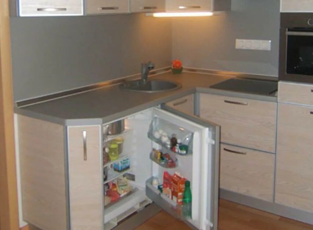 Кухонный гарнитур с холодильником фото Бежевый холодильник в интерьере кухни: плюсы и минусы, сочетание с другими цвета