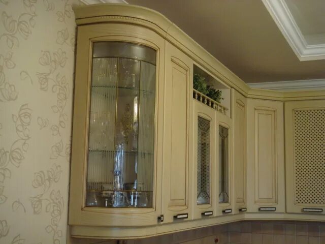 Кухонный гарнитур с карнизом фото Кухни Позитано Ателье мебели "Флаин"