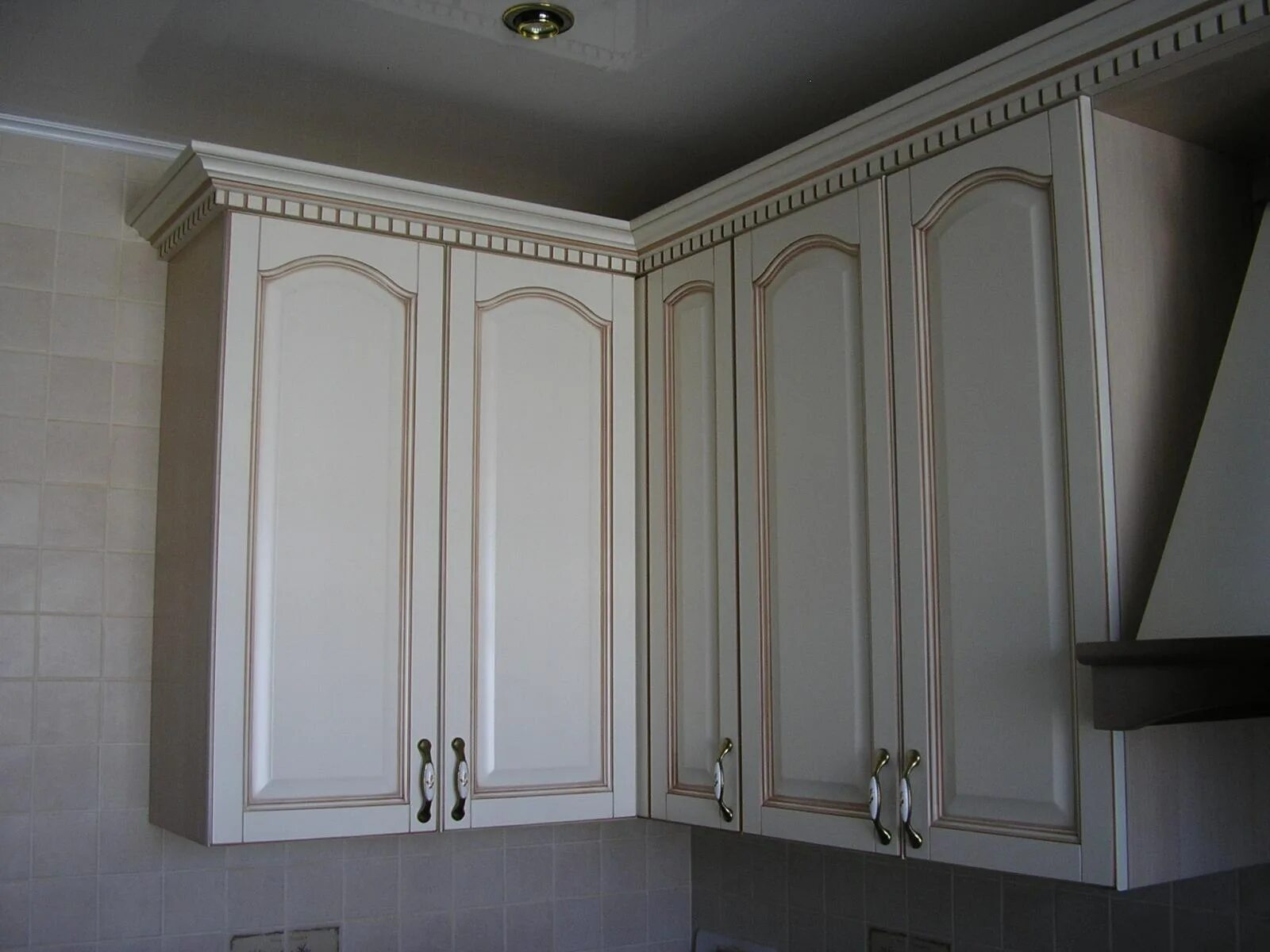 Кухонный гарнитур с карнизом фото Верхняя планка кухни - найдено 87 картинок