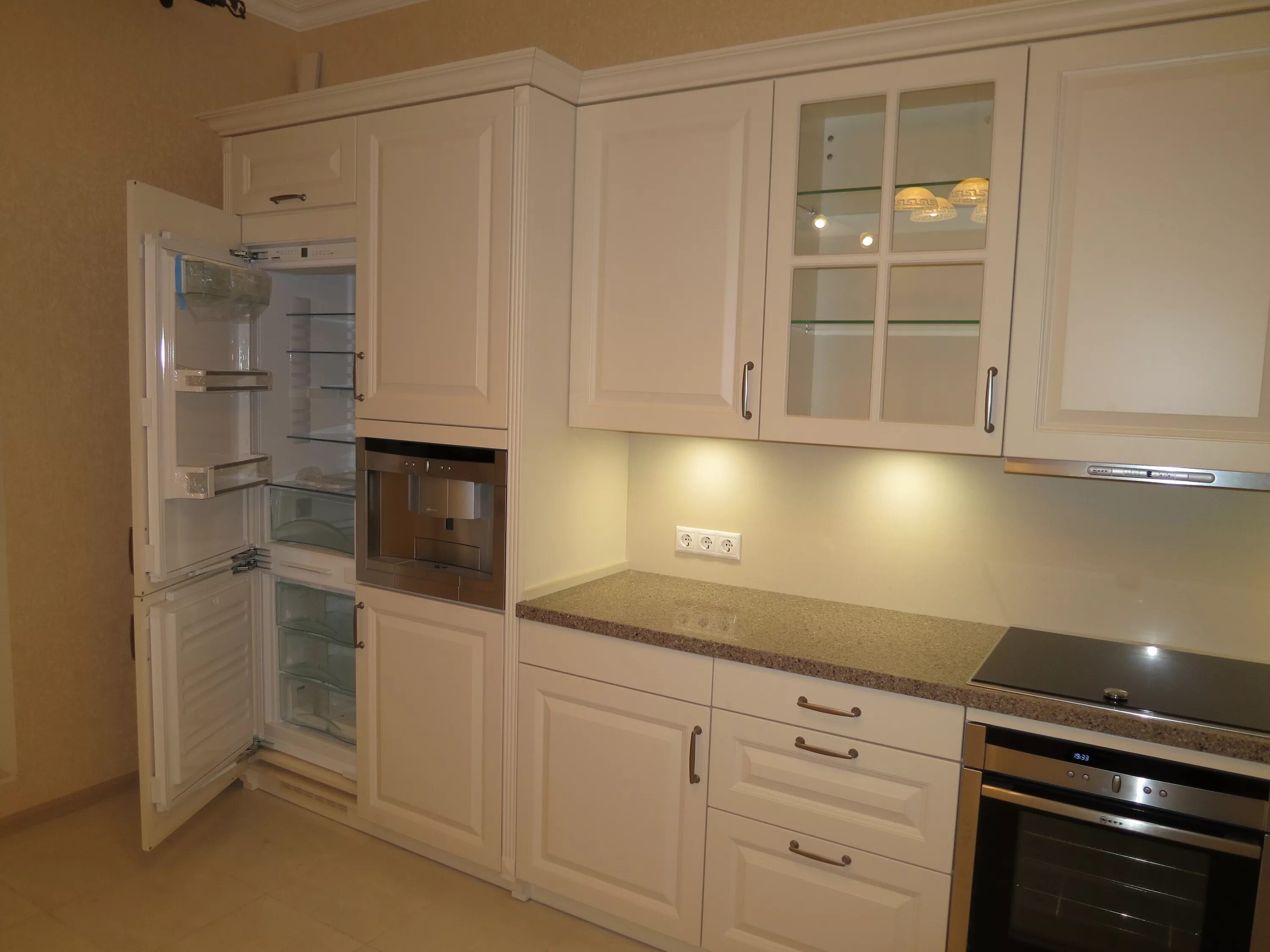 Кухонный гарнитур с карнизом фото Угловая кухня с карнизом (много фото) - dizainmix.ru