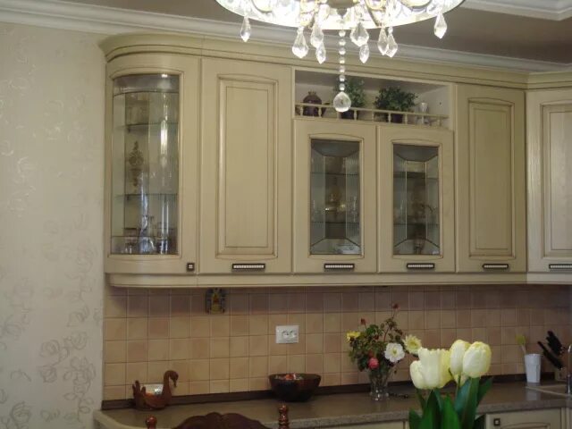 Кухонный гарнитур с карнизом фото Кухни Позитано Ателье мебели "Флаин"