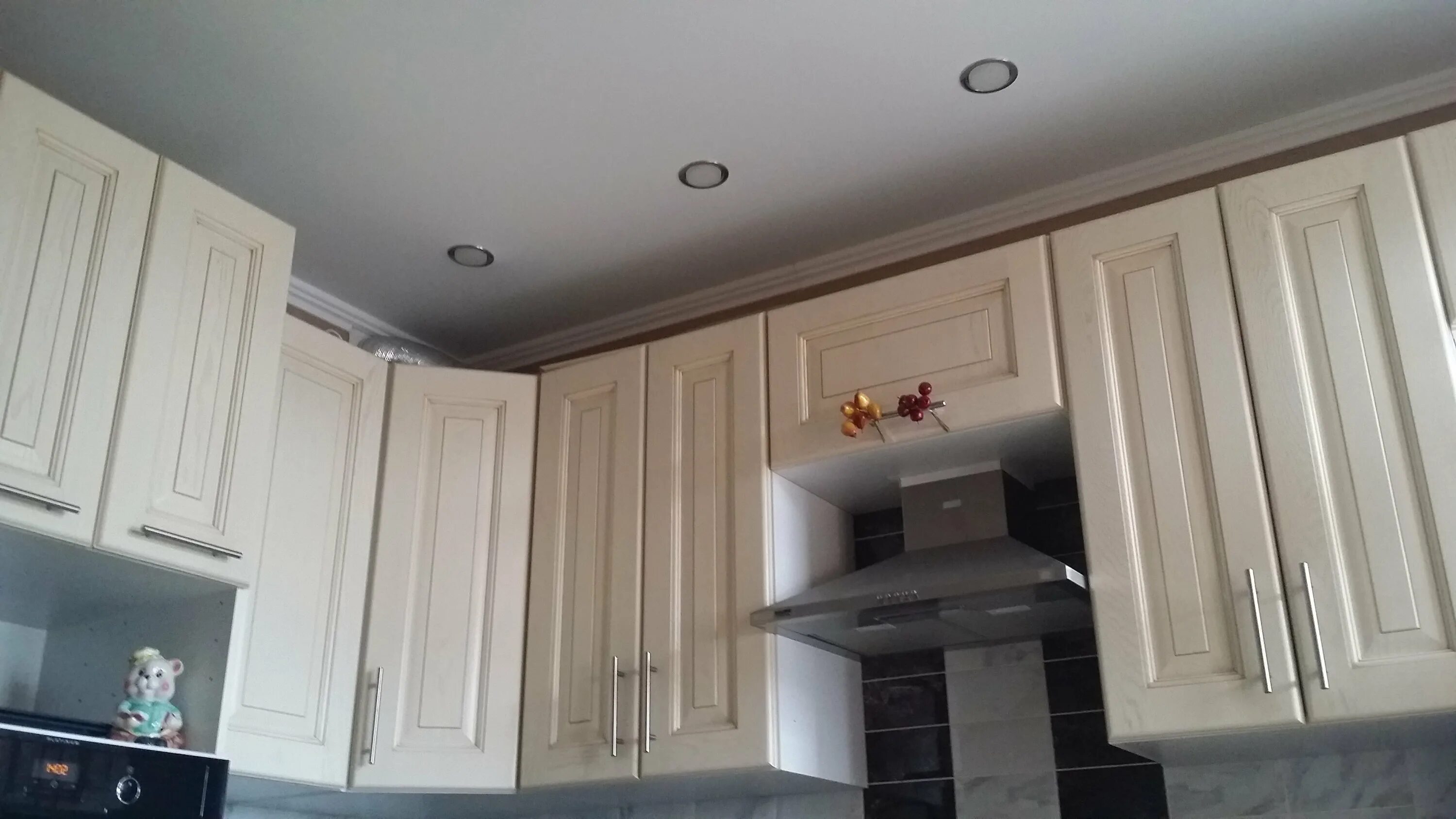 Кухонный гарнитур с карнизом фото Пластиковые кухни с карнизом (много фото) - buildpix.ru