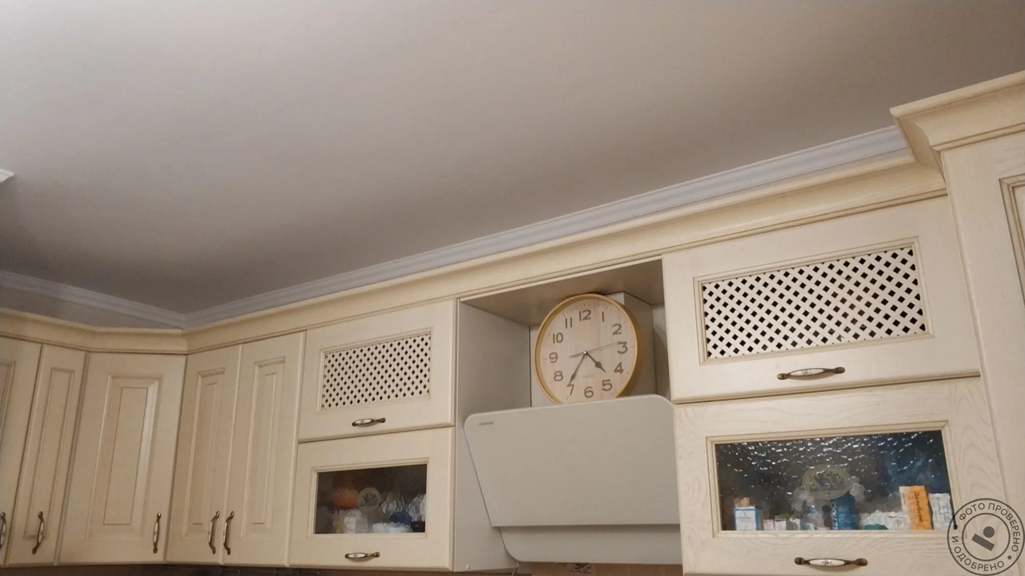 Кухонный гарнитур с карнизом фото Кухня классика с карнизом (много фото) - interigo.ru