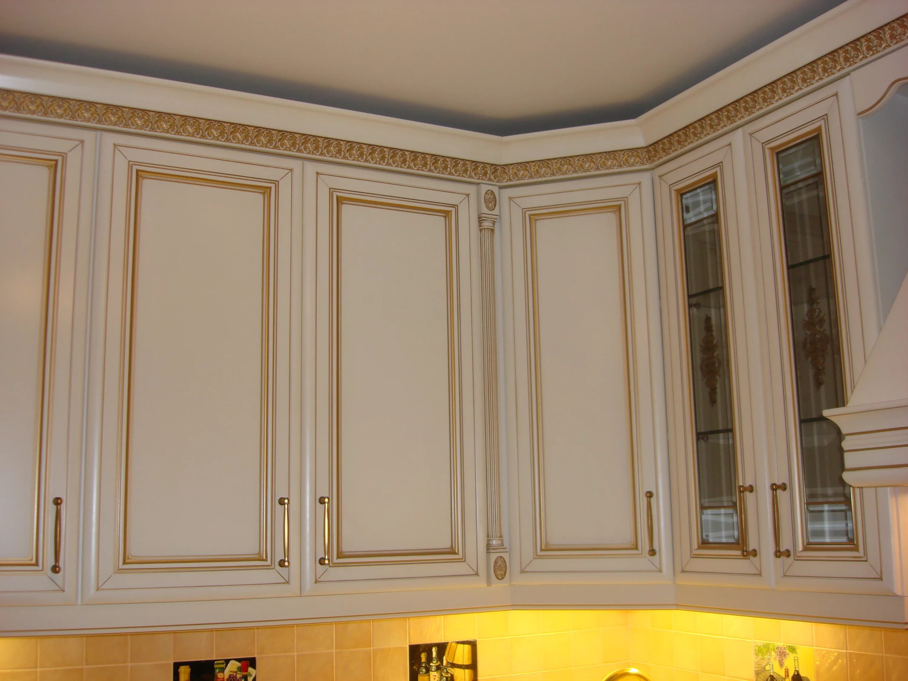 Кухонный гарнитур с карнизом фото Компания "Монтбланк": эксклюзивные, дизайнерские кухни высокого качества, фото р