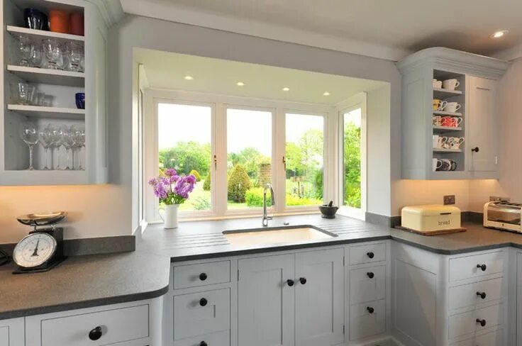 Кухонный гарнитур с окном фото дизайн 20 Charming Kitchen Spaces with Bay Windows Home Design Lover Home decor kitchen