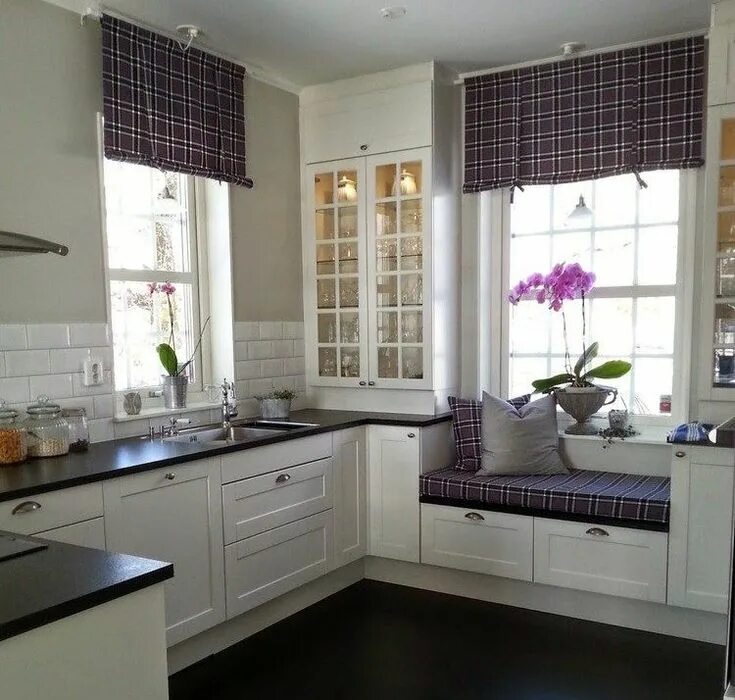 Кухонный гарнитур с окном фото дизайн Rideaux de cuisine et stores en 50 idées Deko tisch, Innenarchitektur küche, Küc