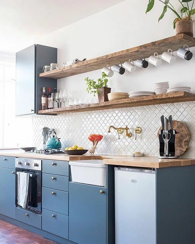 Кухонный гарнитур с открытыми полками сверху фото Great kitchen Kitchen shelf inspiration, Modern kitchen design, One wall kitchen