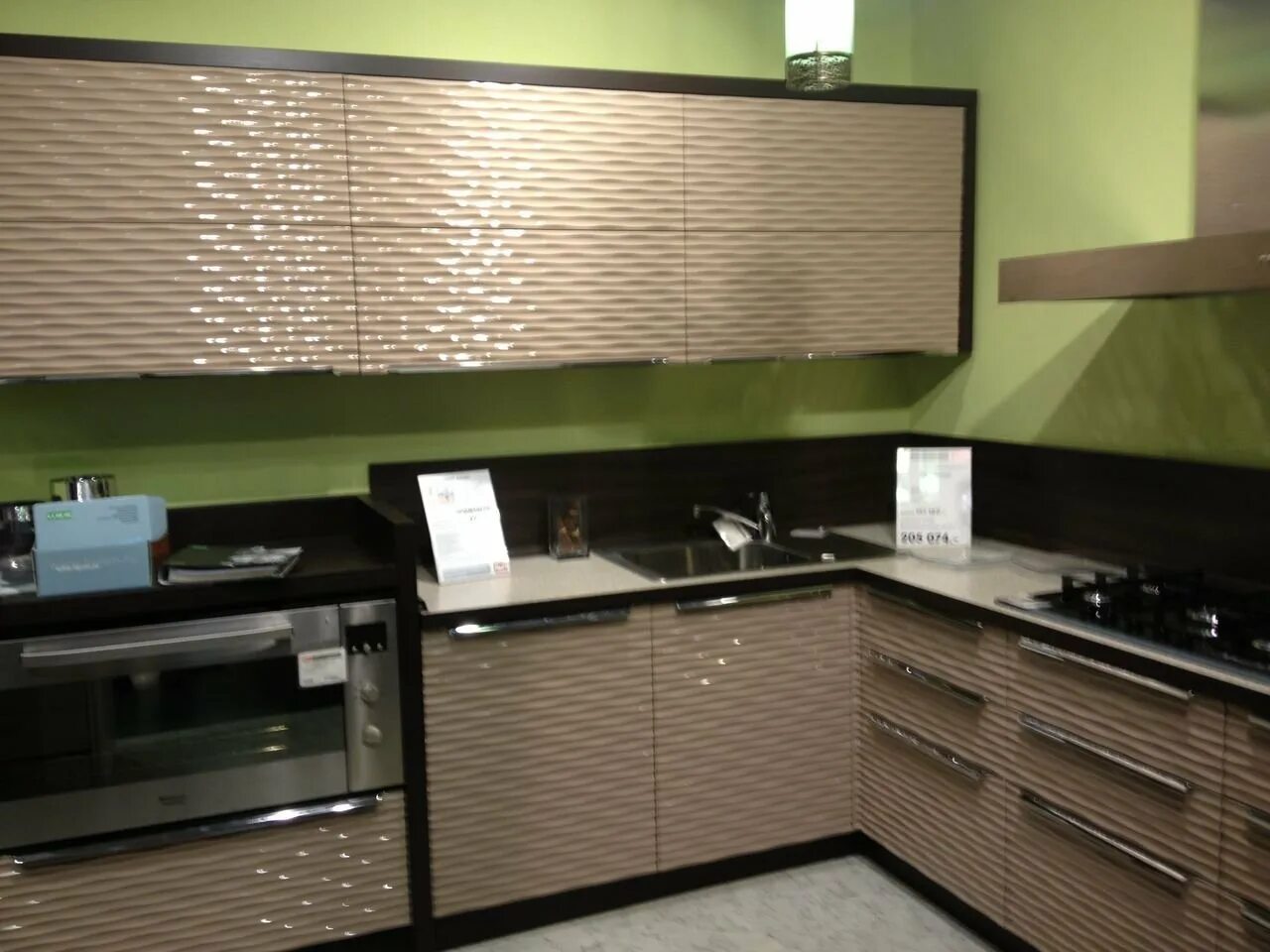 Кухонный гарнитур с рифлеными фасадами фото Фрезеровка полос: найдено 89 картинок