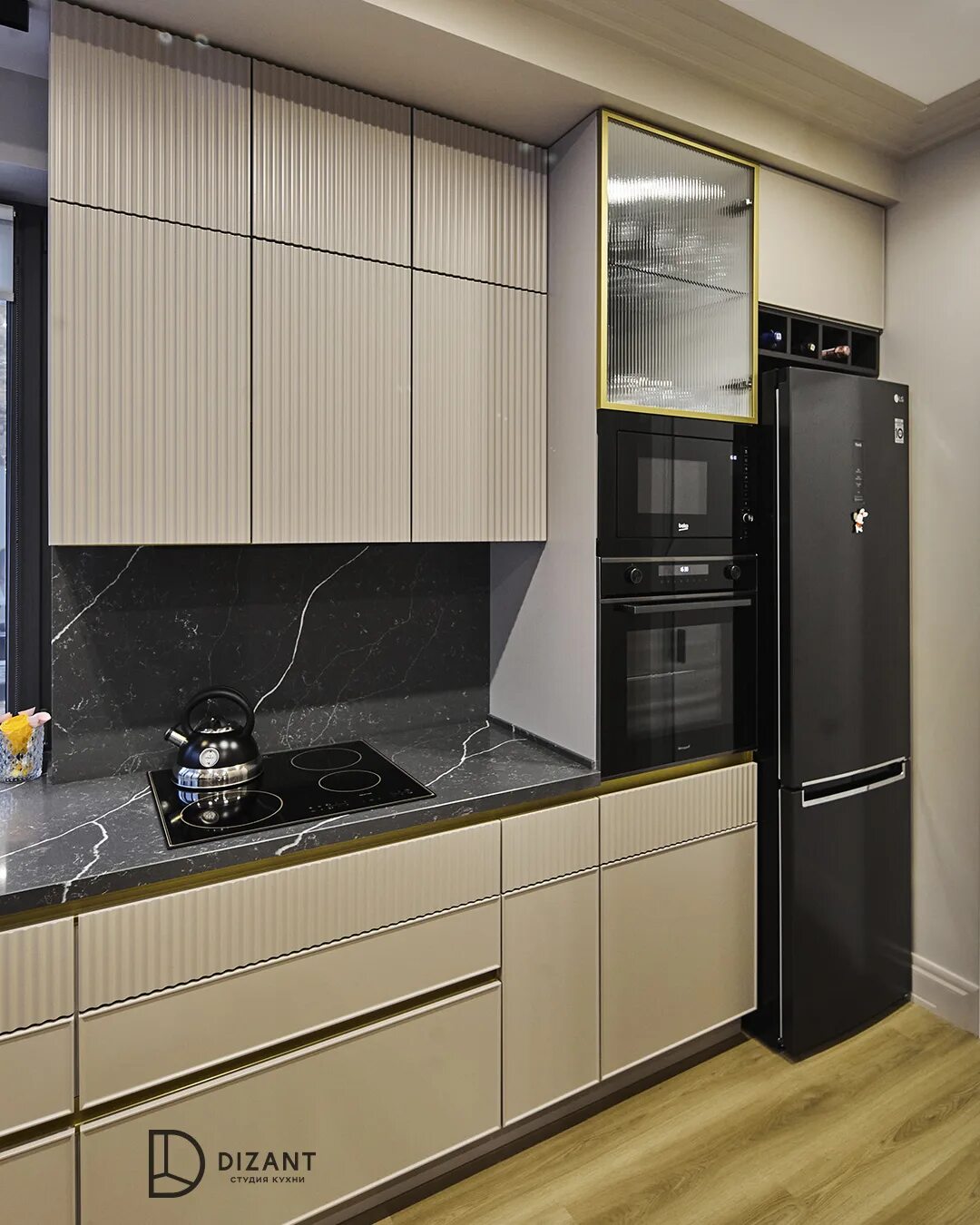 Кухонный гарнитур с рифлеными фасадами фото Dizant Студии кухонь и мебели на заказ в Москве и области