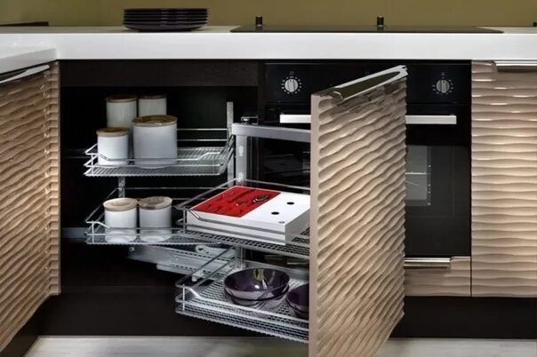 Кухонный гарнитур с рифлеными фасадами фото Тренды интерьера кухни 2024 года. - Фасады: рифленые из МДФ. - Фасады: из цельно