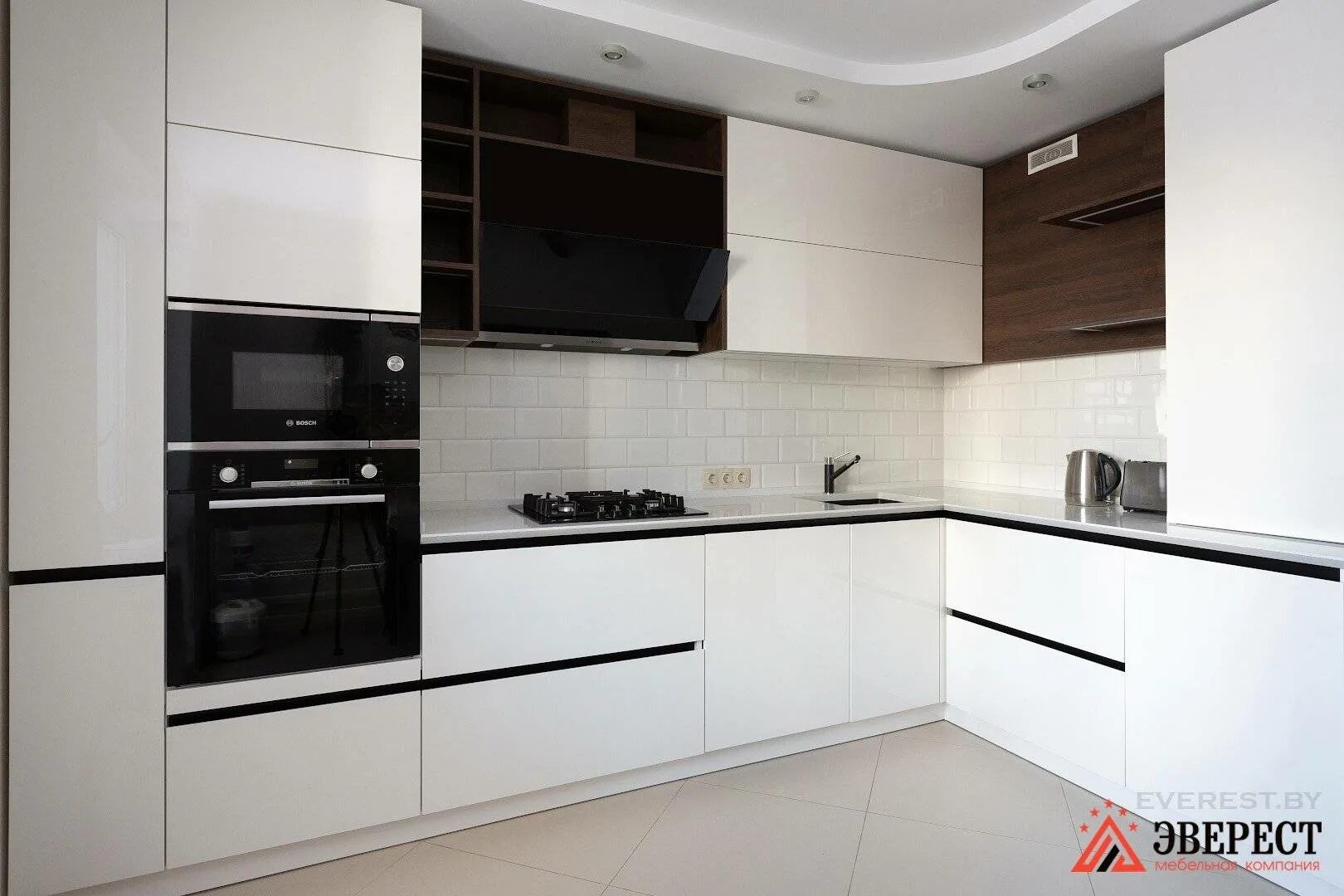 Кухонный гарнитур с ручкой гола фото Фото кухни Альва Лайн (от хозяина): белая, угловая, без ручек + смета ремонт