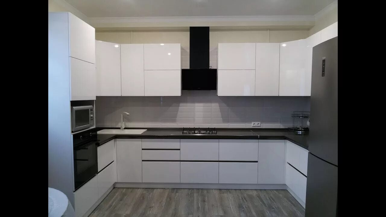Кухонный гарнитур с ручкой гола фото Кухня без ручек белый глянец: профиль GOLA + фурнитура BLUM - YouTube