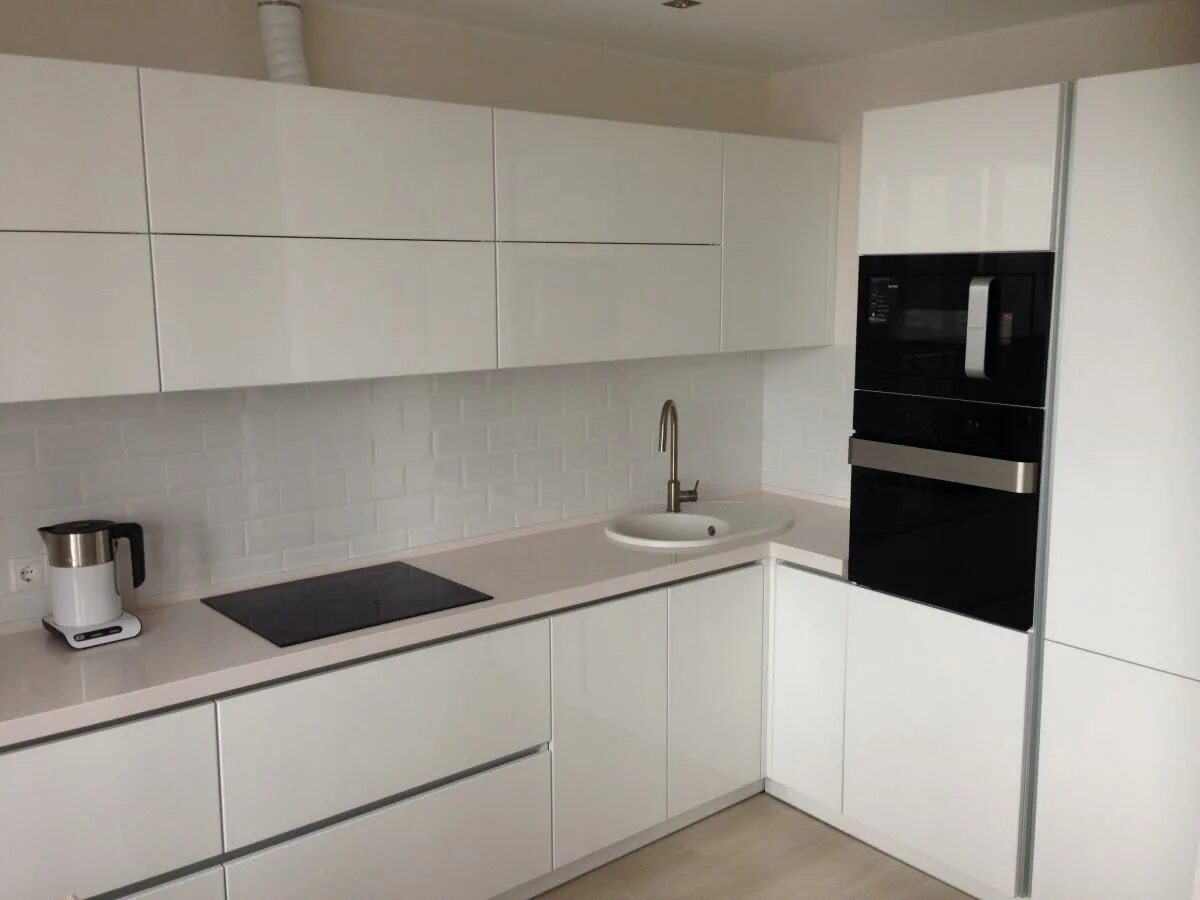 Кухонный гарнитур с ручкой гола фото Кухня Gola Ral 9016 в Красноярске - Евростандарт