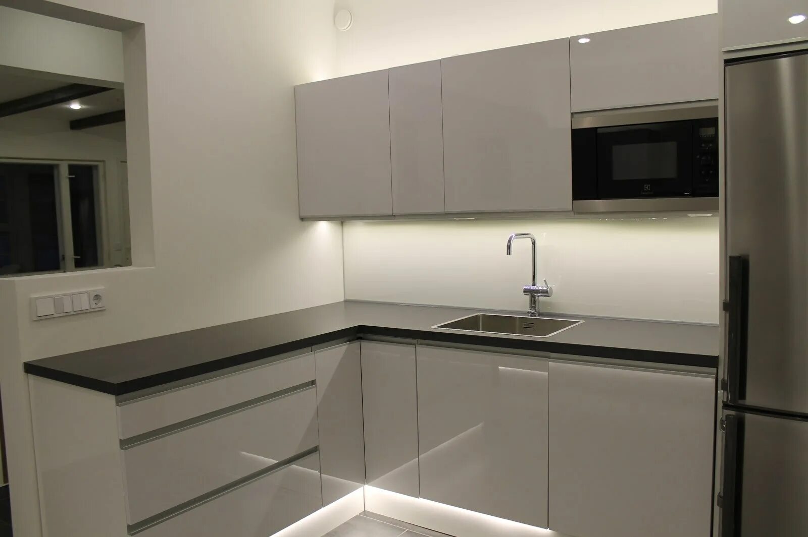 Кухонный гарнитур с ручкой гола фото Бело-шоколадная минималистичная кухня 9 кв м с интегрированными ручками (13 фото