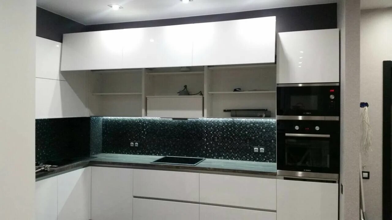 Кухонный гарнитур с ручкой гола фото Шкафы кухни красноярск