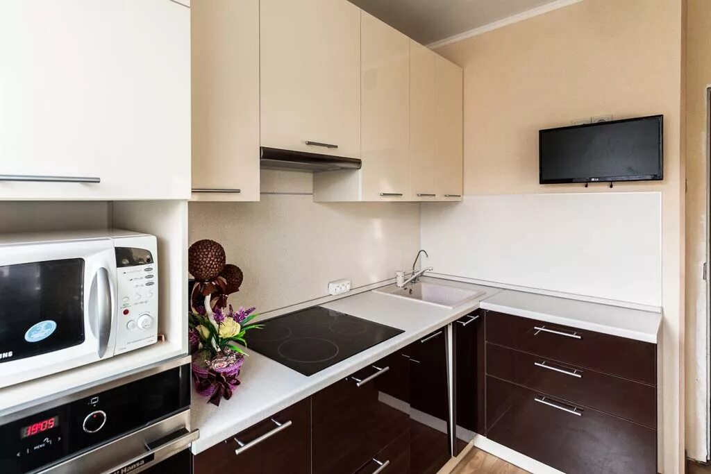 Кухонный гарнитур с телевизором на стене фото Варианты дизайна маленькой кухни в хрущевке