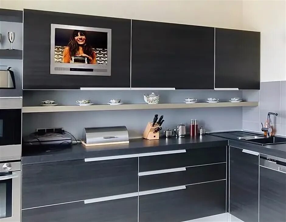 Кухонный гарнитур с телевизором на стене фото integrated cabinet door by Luxurite Televisión en la cocina, Diseño de la cocina