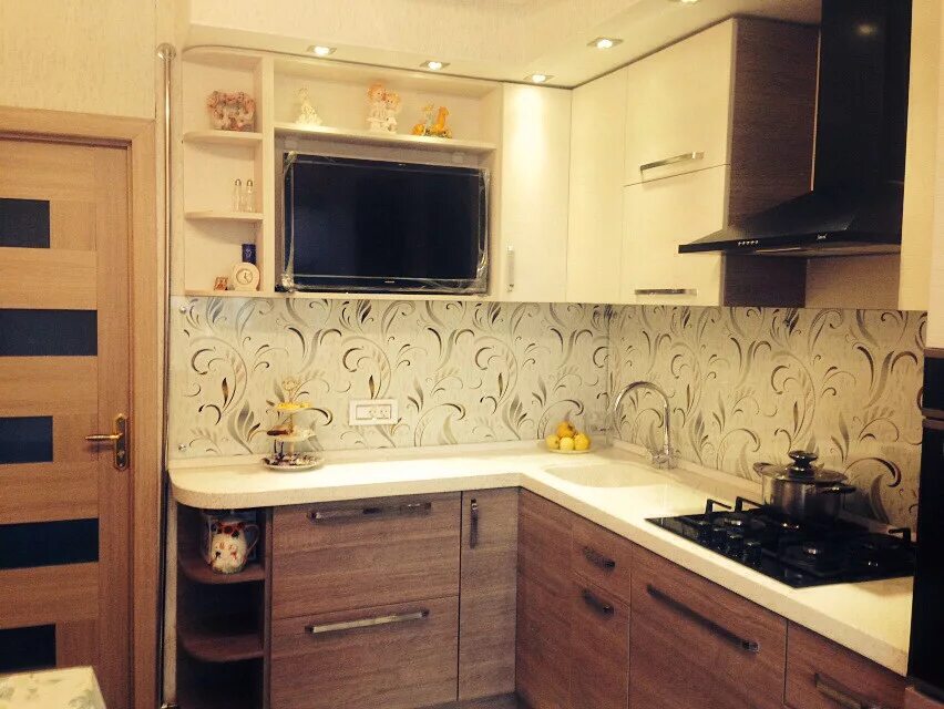 Кухонный гарнитур с телевизором на стене фото Лучший телевизор для кухни 2024 года: рейтинг, как выбрать, куда лучше повесить 