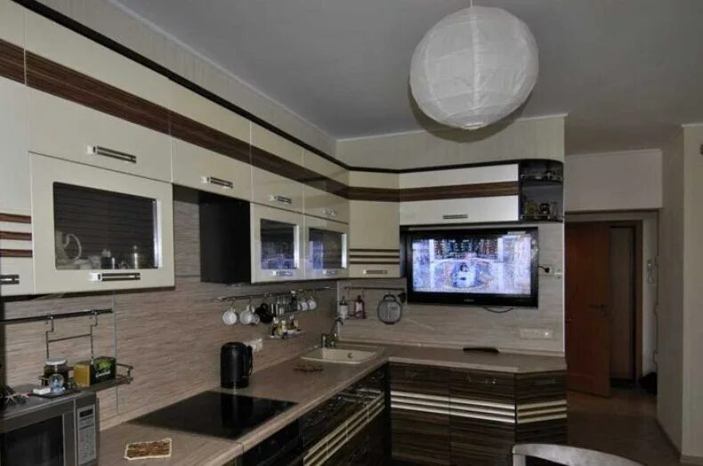 Кухонный гарнитур с телевизором на стене фото Телевизор в кухонном гарнитуре фото Molot-Club.ru