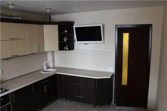 Кухонный гарнитур с телевизором на стене фото Картинки по запросу где повесить телевизор на угловой кухне фото Кухня, Белая ку