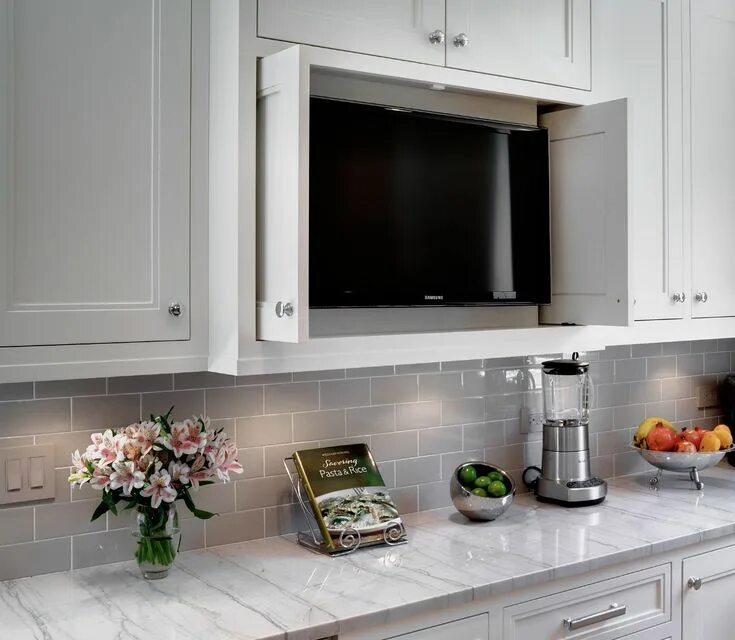Кухонный гарнитур с телевизором на стене фото Pin on Интерьер Home decor, Kitchen cabinets, Home