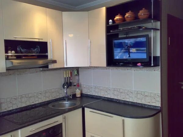 Кухонный гарнитур с телевизором на стене фото Фабрика Мебели"мЭри-М" кухонный гарнитур на кухню 9 кв.м. Фотография из альбома 