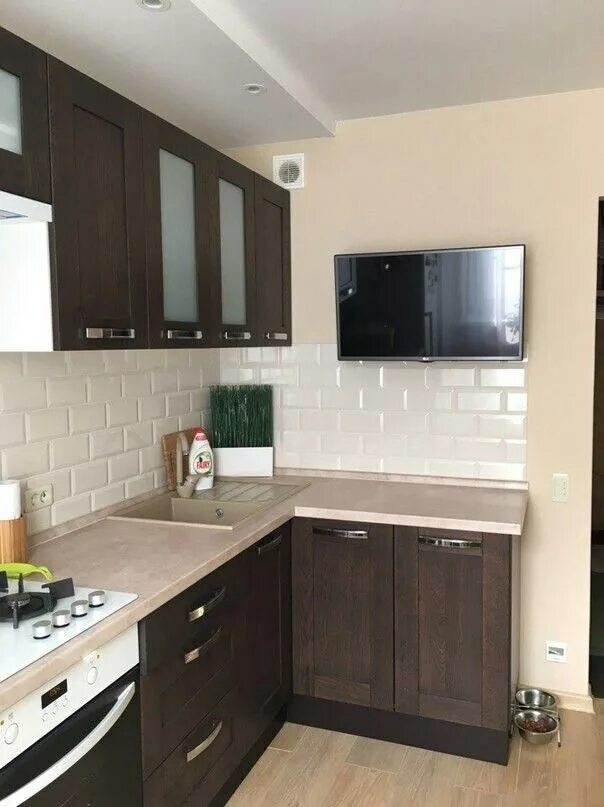 Кухонный гарнитур с телевизором на стене фото Pin on Идеи по оформлению кухни Interior design kitchen, Kitchen interior, Kitch