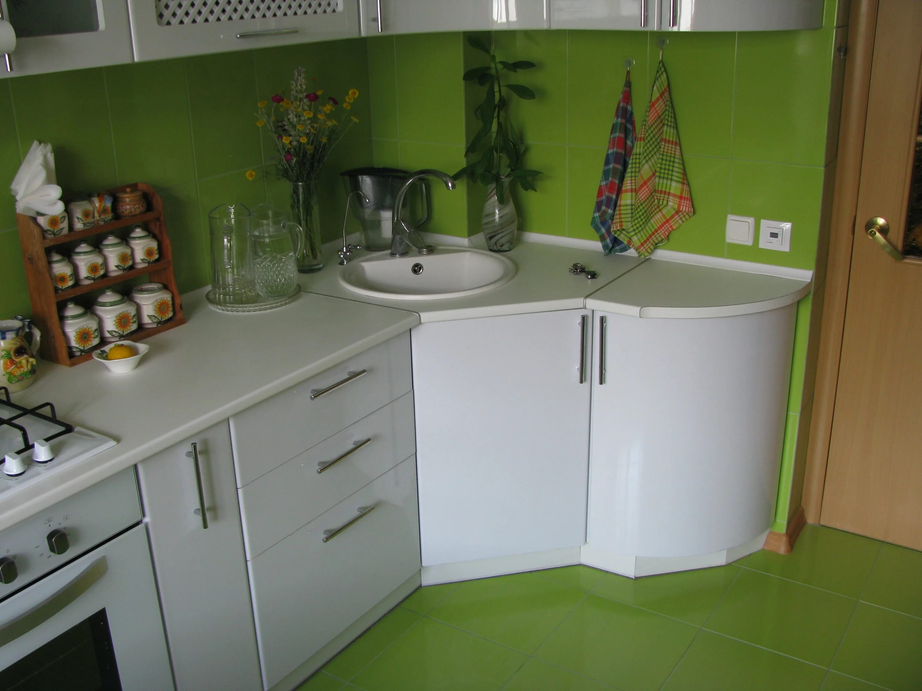 Кухонный гарнитур с угловой мойкой фото Маленькая кухня с угловой мойкой - Кухонные гарнитуры угловые с раковиной (79 фо